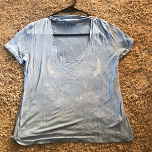 V-neck t-shirt